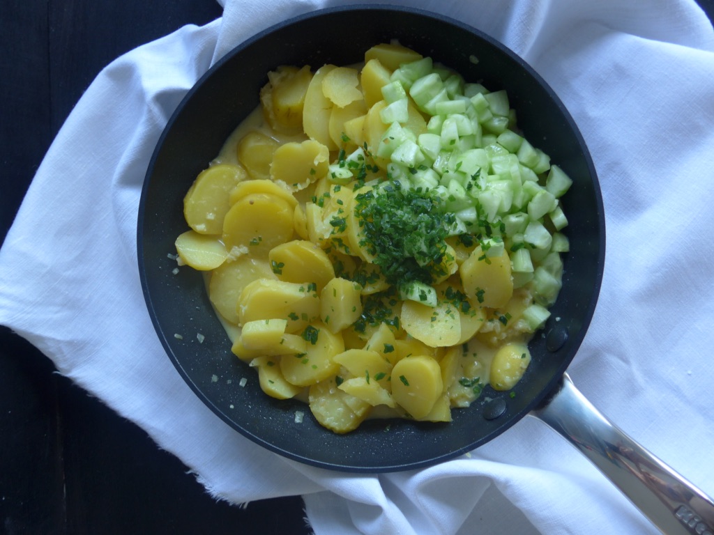 Lauwarmer Kartoffelsalat mit Hackbällchen - Picknick unter`m Apfelbaum